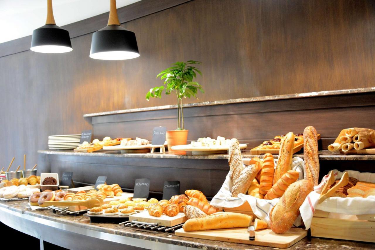 Radisson Blu Resort, Al Khobar Half Moon Bay Exterior foto A bread buffet at a hotel