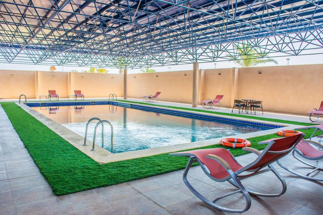 Radisson Blu Resort, Al Khobar Half Moon Bay Exterior foto Swimming pool at the hotel