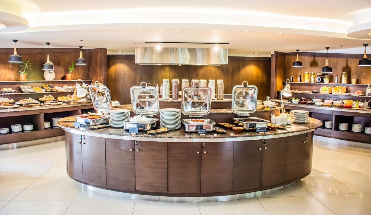 Radisson Blu Resort, Al Khobar Half Moon Bay Exterior foto A buffet at a hotel